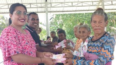 Warga Desa Umalor Terima Bantuan Langsung Tunai (BLT) Tahap Satu