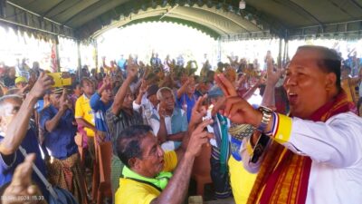 Dari Angkaes Mengucapkan Salam 2 Jari