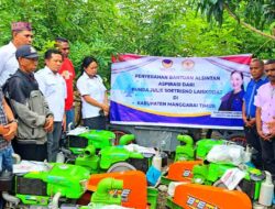 Julie Laiskodat Dukung Petani Manggarai Timur dengan Bantuan Alat Pertanian